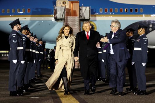 트럼프 대통령과 멜라니아 여사가 16일 영국 국빈 방문을 위해 런던 인근 스탠스테드 공항에 도착한 모습. /로이터 연합뉴스