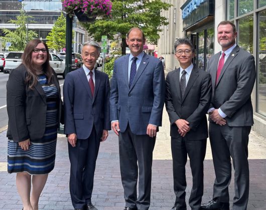 야먀다 시게오(山田重夫) 주미 일본 대사(왼쪽에서 두번째)가 켄터키주가 지역구인 앤디 바 공화당 하원의원(왼쪽에서 세번째)과 기념 촬영을 하고 있다. /주미 일본대사관