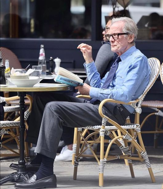 옥스퍼드 셔츠는 타이를 한 정장 차림과도 굉장히 잘 어울린다@핀터레스트.