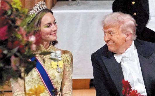 AFP 연합뉴스트럼프, 미들턴에게 연신 “뷰티풀”   도널드 트럼프 미 대통령이 캐서린 미들턴 왕세자빈을 바라보며 웃고 있다. 트럼프는 이번 영국 방문에서 연신 미들턴에게 “아름답다”고 말했다.