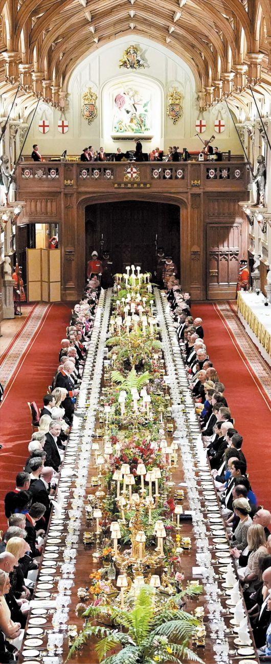 로이터 연합뉴스47m 테이블, 은식기, 고급 도자기…  英 윈저성의 화려한 만찬   17일 영국 윈저성 성(聖) 조지 홀에서 도널드 트럼프 미국 대통령의 두 번째 국빈 방문을 맞아 대규모 만찬이 열렸다. 47m가 넘는 긴 테이블 위에는 금도금된 은식기와 고급 도자기 등이 놓였다. 만찬 요리로는 영국 남부 햄프셔산 워터크레스(물냉이)가 들어간 생크림 푸딩과 샐러드, 영국 동부 노퍽산 유기농 닭을 얇게 저며 애호박으로 감싸고 허브를 넣어 돌돌 만 ‘바요틴’이 올랐다.