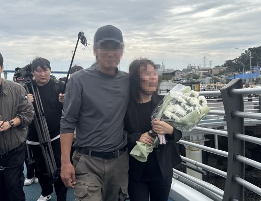 22일 인천시 옹진군 영흥도 하늘고래전망대에서 해경 고(故) 이재석 경사의 어머니(사진 오른쪽)가 바다를 바라보며 오열하고 있다./ 뉴스1