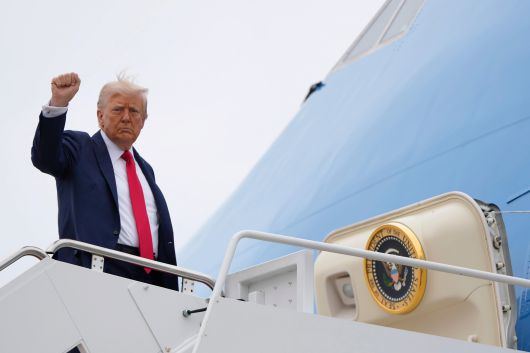 도널드 트럼프 미국 대통령이 21일 메릴랜드주 앤드루스 공군 기지에서 애리조나에서 열리는 찰리 커크 터닝포인트USA 대표 추모 행사에 참석하기 위해 자신의 전용기(에어 포스 원)에 오르고 있다. /AP 연합뉴스
