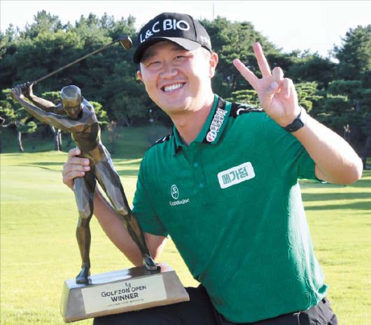 KPGA박성국이 21일 골프존 오픈 우승 트로피를 들고 손가락 두 개를 펼치며 웃고 있다.