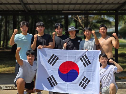 아마추어 골프 국가대표 선수들이 올해 전지 훈련 장소에서 태극기를 들고 기념촬영하고 있다. 가운데 모자 쓴 이가 김형태 골프 국가대표팀 감독. /올댓골프