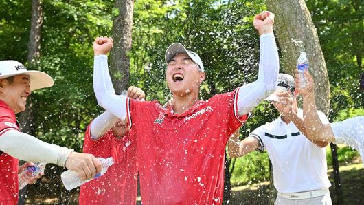 5일 허정구배 제71회 한국아마추어골프선수권대회에서 2연패한 김민수가 동료들이 뿌려주는 물을 맞으며 기뻐하고 있다. /삼양인터내셔날