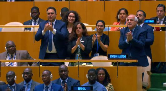 22일 팔레스타인 자치정부 관계자들이 에마눼일 마크롱 프랑스 대통령 연설 도중 일어서서 박수 치고 있다./유엔