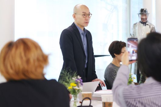 24일 서울 서대문구 박서보재단에서 열린 박서보 자서전과 그래픽 노블 출간 기념 좌담회에서 박승호 이사장이 인사말을 하고 있다. /연합뉴스