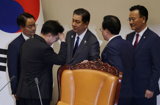 우원식 국회의장이 25일 서울 여의도 국회 본회의에서 신속처리안건 지정동의의 건에 대한 투표 개표가 진행되고 있는 가운데 투표수가 명패수보다 한 매 더 많이 나온 것과 관련 더불어민주당 김병기 원내대표, 허영 원내정책수석부대표, 국민의힘 송언석 원내대표, 유상범 원내수석부대표와 국회법 등에 대해 이야기하던 중 머리를 만지고 있다. /남강호 기자