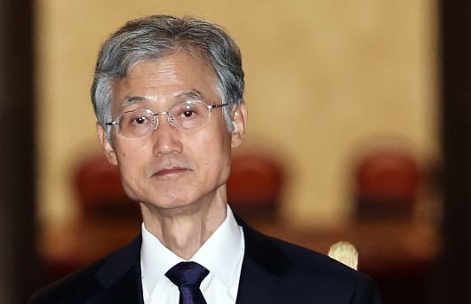 조희대 대법원장이 지난 25일 오후 서울 서초구 대법원 청사를 나서는 모습. 여권의 사퇴 압박을 받는 조 대법원장은 이날 열린 신임법관 임명식에서 “헌법은 재판의 독립을 천명하고 법관의 신분을 보장하고 있다”고 밝혔다. /뉴스1