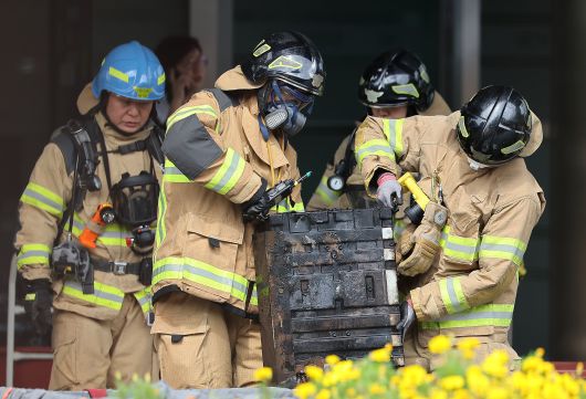 27일 오후 대전 유성구 국가정보자원관리원 화재현장에서 소방당국 관계자들이 소실된 리튬이온배터리에 대한 반출 작업을 하고 있다. /뉴스1