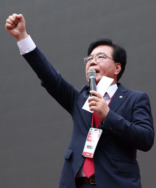 송언석 국민의힘 원내대표가 28일 서울 중구 시청역 인근에서 열린 사법파괴·입법독재 국민 규탄대회에서 규탄사를 하고 있다. /뉴스1