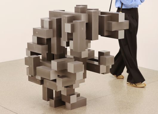 29일 서울 강남구 화이트큐브서울에서 열린 영국 조각가 안토니 곰리의 개인전 '불가분적 관계' 기자간담회에서 참석자들이 작품을 살펴보고 있다. /연합뉴스