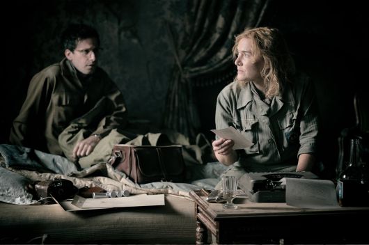 영화 '리 밀러: 카메라를 든 여자'에서 리 밀러와 전장을 동행하는 데이비드 셔먼(왼쪽)은 실제로 '라이프'지의 유명한 사진가입니다. 밀러의 히틀러 욕조 사진을 촬영한 사람도 셔먼입니다./영화사진진