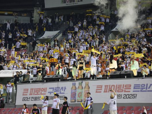 (서울=뉴스1) 황기선 기자 = 2년 만에 프로야구 정규시즌 우승을 확정한 LG 트윈스의 팬들이 1일 서울 송파구 잠실야구장에서 선수들을 응원하고 있다. 한국시리즈에 직행한 LG는 구단 사상 4번째 통합우승에 도전한다. 2025.10.1/뉴스1