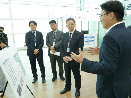 법무부는 1일 오전 정성호 법무장관이 '2025 경주 아시아태평양경제협력체(APEC) 정상회의'를 앞두고 김해국제공항을 방문해 출입국 전용심사대 설치·운영 계획 등을 점검했다고 밝혔다./법무부 제공