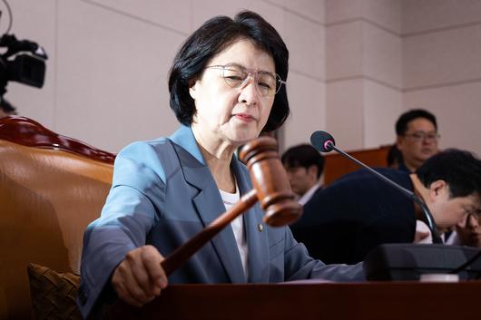 추미애 국회 법제사법위원장이 24일 서울 여의도 국회에서 열린 제429회 국회(정기회) 법제사법위원회 제6차 전체회의에서 의사봉을 두드리고 있다. 2025.9.24/뉴스1 ⓒ News1 유승관 기자