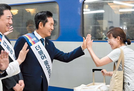 더불어민주당 정청래(가운데) 대표와 김병기(왼쪽) 원내대표가 추석 연휴를 하루 앞둔 2일 오전 서울 용산역에서 귀성인사를 하고 있다. /남강호 기자