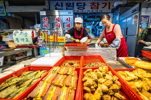 조유미 기자(왼쪽)가 '전 부치기 달인' 조용순(65)씨와 함께 전을 부치고 있다. /이건송 영상미디어 기자