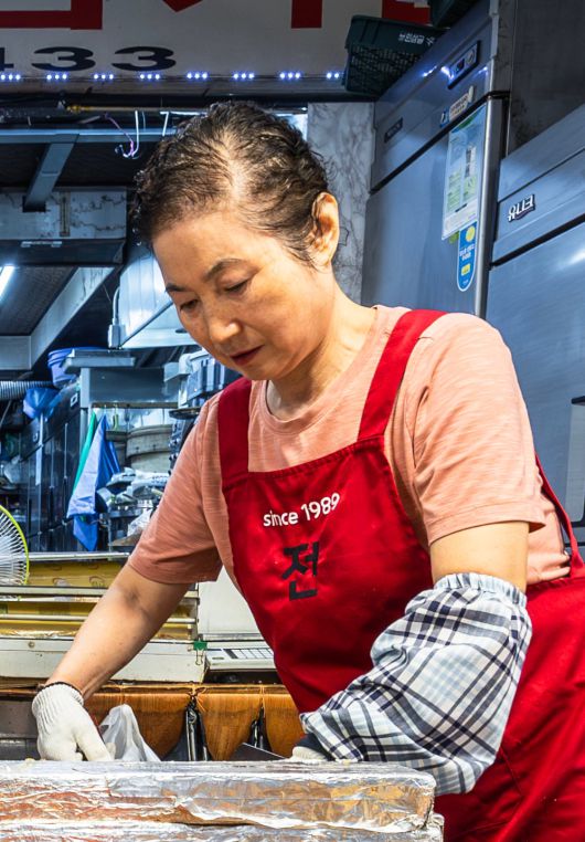 경기도 고양시 원당시장 '신원당식품'에서 36년 간 전을 부쳐오고 있는 '전의 달인' 조용순씨. /이건송 영상미디어 기자