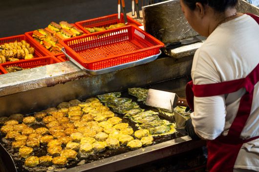 대형 불판 위에서 지글지글 익어 가는 동그랑땡과 깻잎전. /이건송 영상미디어 기자
