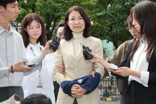 공직선거법·국가공무원법 위반 등 혐의로 체포된 이진숙 전 방송통신위원장이 4일 오후 서울 양천구 서울남부지방법원에서 열린 체포적부심사에 출석하며 입장을 밝히고 있다. 2025.10.4/뉴스1 ⓒ News1 이광호 기자