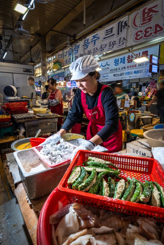 손이 많이 가도 너~무 많이 간다. 조유미 기자가 전에 밀가루를 묻히고 있다. 고추전을 만들기 위해선 고추 속을 갈라 뒤집어 씨를 빼내고 속을 채워야 한다. /이건송 영상미디어 기자