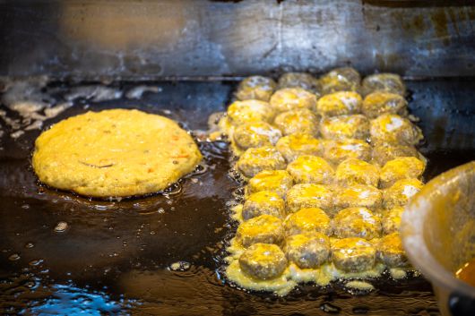 왼쪽은 장당 6000원인 녹두전, 오른쪽은 동그랑땡. 돼지고기가 많이 들어가 한 입 베어물자 육즙이 촤르르 퍼졌다. /이건송 영상미디어 기자