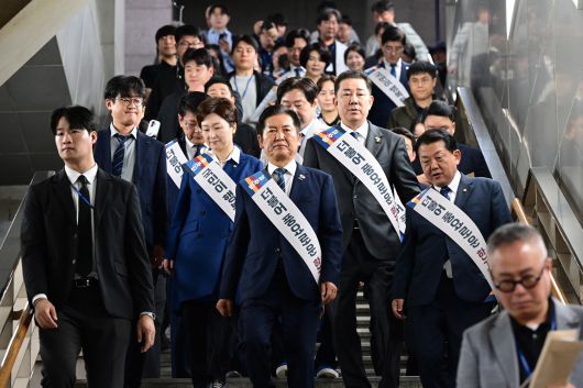 정청래 더불어민주당 대표와 김병기 원내대표를 비롯한 지도부가 2일 서울 용산역에서 추석 귀성인사를 위해 열차 승강장으로 내려가고 있다. (공동취재) 2025.10.2/뉴스1
