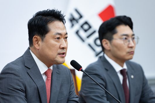 장동혁 국민의힘 대표가 2일 서울 여의도 국회에서 이진숙 전 방송통신위원장 체포 관련 기자간담회를 하고 있다. 2025.10.2/뉴스1