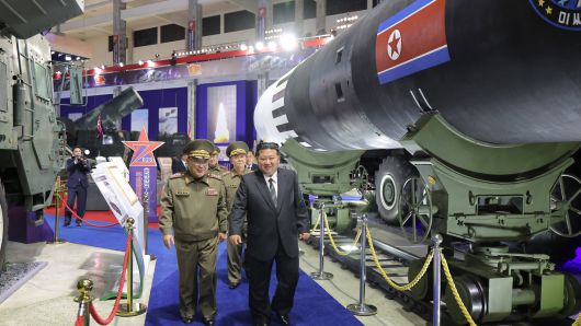 북한이 방위산업 박람회와 유사한 무장장비전시회를 3년 연속 개최해 무기체계 발전을 과시했다. 조선중앙통신은 무장장비전시회 '국방발전-2025'가 4일 평양에서 개막했다고 5일 보도했다. 개막식에서는 김정은 국무위원장이 참석해 연설을 했다. /조선중앙통신 연합뉴스