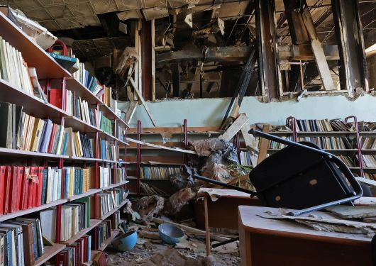 지난달 22일 크림반도 포로스 지역의 학교가 드론 공격을 받아 파괴됐다. 교실 안 책장 앞으로 천장 구조물이 무너져 내리고 지구본이 반쪽으로 갈라져 나뒹굴고 있는 모습. /로이터 연합뉴스