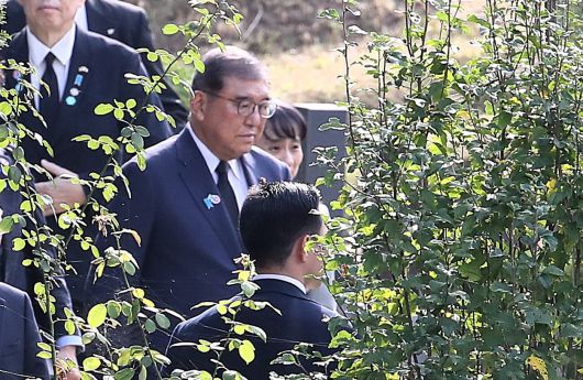 지난달 30일 오후 이시바 시게루 일본 총리가 한일 정상회담 전 고 이수현 의인 묘지를 참배하기 위해 부산 금정구 영락공원에서 이동하고 있다./김동환 기자