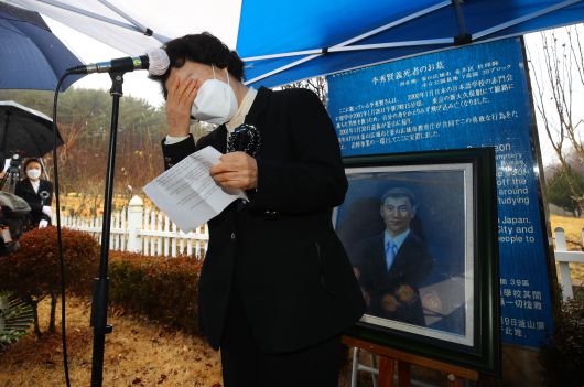고(故) 이수현씨 20주기인 2021년 1월 26일 오전 부산 금정구 영락공원묘지에서 열린 추모식에 참석한 이씨의 모친 신윤찬 씨가 추도사 중 눈물을 흘리고 있다.같은 날 일본 도쿄에서 열리는 추모식은 고인의 뜻을 기려 설립된 LSH아시아 장학회 등이 주관해 사건 현장인 JR신오쿠보역 헌화에 이어 인근에 마련된 별도의 추도식장에서 진행되었다./ 김동환 기자