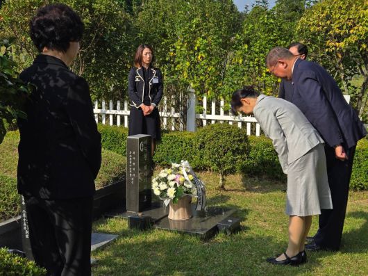 지난달 30일 이시바 시게루 일본 총리와 부인 요시코 여사가 부산 금정구 영락공원 내 고 이수현 씨 묘를 참배하고 있다./이시바 시게루 X 캡처