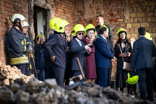 지난달 8일 러시아의 무인기(드론)·미사일 공습을 받은 우크라이나 키이우의 정부 청사에서 우크라이나 주재 약 60개국 외교관들이 보호 장구를 착용한 채 피해 현장을 둘러보고 있다. 전날 러시아는 800대 이상의 드론과 13개의 미사일을 동원해 우크라이나를 공습했다. /EPA 연합뉴스