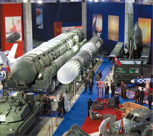 북한이 지난 4일 평양에서 무기 박람회인 ‘국방 발전-2025’를 개최했다. 극초음속 활공체형 탄두를 비롯해 각종 미사일, 무인기 등이 전시됐다./조선중앙통신 연합뉴스