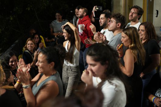 9일 이스라엘 텔아비브에서 하마스에 억류된 이스라엘 인질들의 가족과 지지자들이 인질 광장으로 알려진 광장에 모여 이스라엘과 하마스가 평화 계획 1단계에 합의했다는 발표 후 기뻐하고 있다./AP 연합뉴스