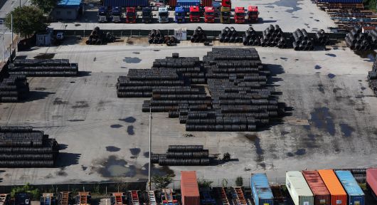 지난 8일 경기도 평택항에 철강 제품이 쌓여있는 모습. /연합뉴스