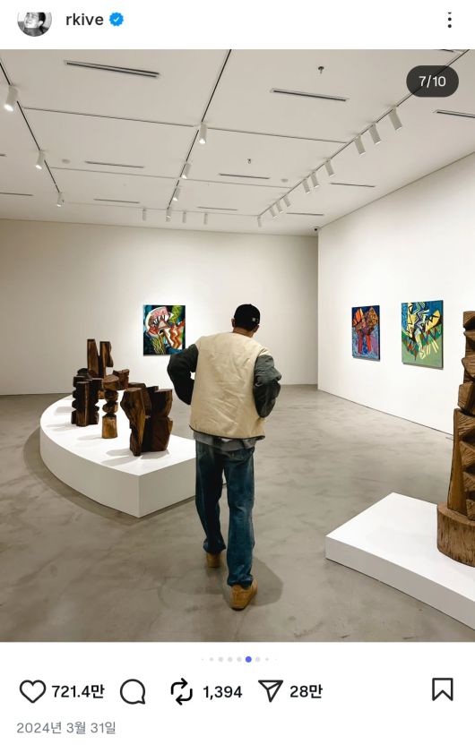 지난해 4월 서울 삼청동 국제갤러리에서 열린 김윤신 개인전을 관람하는 모습. /RM 인스타그램
