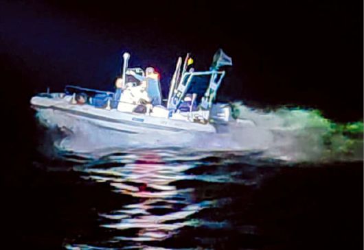 지난 6일 새벽 충남 태안 앞바다에서 해경이 붙잡은 모터보트. 밀입국하려던 중국인 8명이 탔다. 군경의 추격을 피해 도주하고 있다./태안해양경찰서