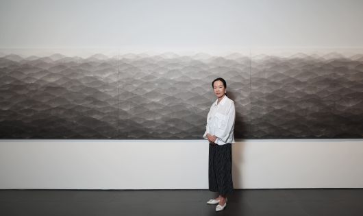 '흔적(Traces)' 앞에 선 김민정 작가. /장경식 기자