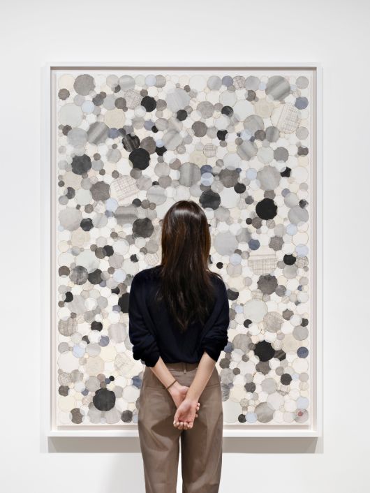 전시장에서 한 관계자가 김민정 작품 'Encounter'(2024)를 감상하고 있다. /갤러리현대