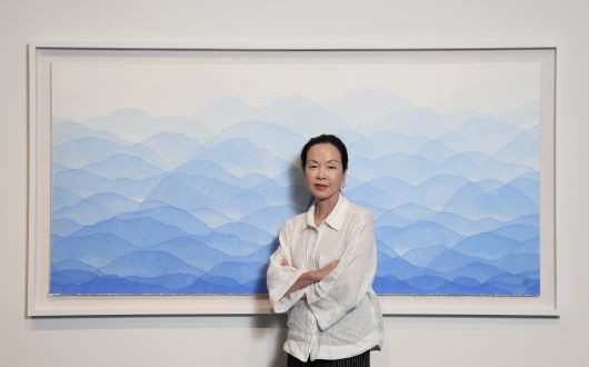 김민정 작가가 구불구불한 곡선이 겹겹이 쌓인 ‘블루 마운틴’ 앞에 섰다. 그는 “파도 소리를 그렸는데 완성해보니 고향의 산을 닮아 있었다”고 했다. 대표작 ‘산’ 연작이 그렇게 시작됐다. /장경식 기자