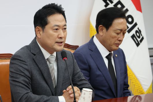 국민의힘 장동혁 대표가 지난 10일 서울 여의도 국회에서 기자회견을 열고, 김건희 여사 관련 의혹을 수사 중인 민중기 특별검사팀에 조사받은 양평군 공무원이 자택에서 숨진 채 발견된 것과 관련해 특검 수사를 비판하고 있다. /연합뉴스