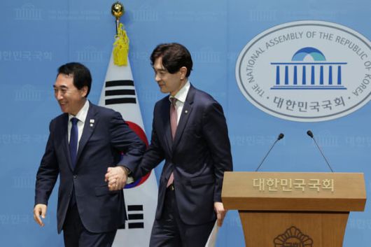 박수현 더불어민주당 수석대변인(왼쪽)과 박성훈 국민의힘 수석대변인이 지난 8일 오후 서울 여의도 국회 소통관에서 대통령-여야 당대표 회동 결과 공동 브리핑을 마친 후 손을 잡고 기자회견장을 나서고 있다. photo 뉴스1