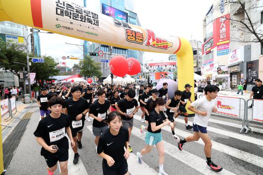 지난달 서울 서대문구 신촌 연세로에서 열린 '2025 신촌 글로벌 대학문화축제'의 '5K 청춘 RUN'에서 외국인 유학생을 포함한 대학생 참가자들이 출발하고 있다. /연합뉴스