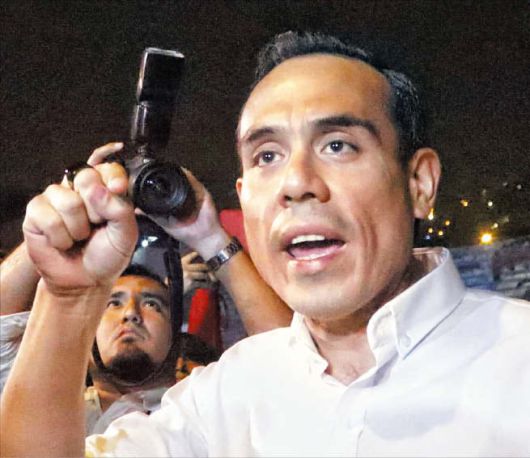 39세 새 대통령 호세 헤리(39) 페루 새 대통령이 11일 수도 리마 산후안데미라플로레스 지역에서 발생한 화재 현장을 찾아 기자회견을 하고 있다./AFP 연합뉴스