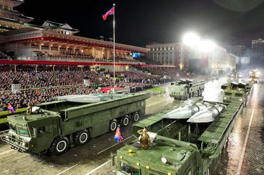 지난 10일 평양 김일성광장에서 거행된 북한 노동당 창건 80주년 경축 열병식에서 극초음속 단거리탄도미사일(SRBM)로 추정되는 ‘화성-11마’가 이동식 발사대에 실려 이동하고 있다. 화성-11마는 사거리가 400~800㎞로 추정돼, 대남 공격용으로 평가된다. 극초음속 미사일은 마하 5(시속 6120㎞) 이상 속도로 비행하며 변칙 기동을 해서 요격이 어렵다. 열병식에는 미국 본토를 겨냥한 최신형 대륙간탄도미사일(ICBM) ‘화성-20’도 등장했다./ 노동신문 뉴스1