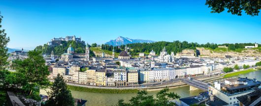 여름 잘츠부르크는 도시 전체가 축제장으로 바뀐다. 도시를 가로지르는 잘자흐강.